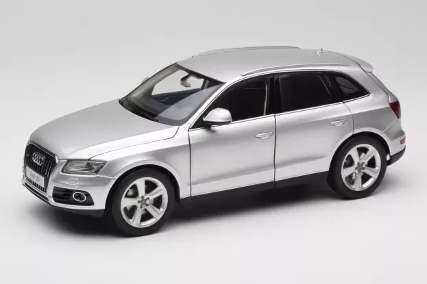 Kyosho Audi Q5 4-door My 2013 1:18 09242IS
